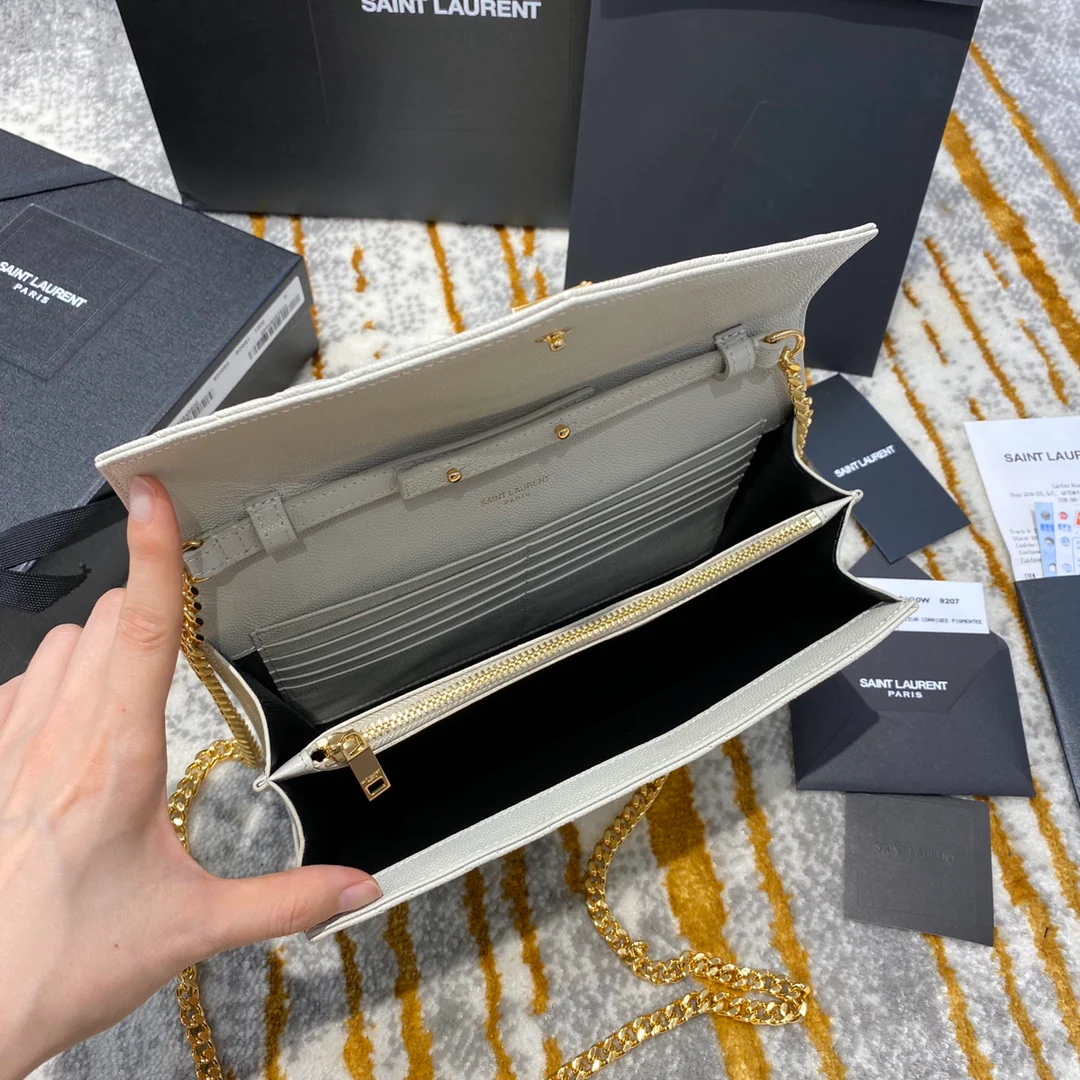 Сумка-конверт YSL с монограммой и икрой, V-образной ромбовидной стёжкой - 1