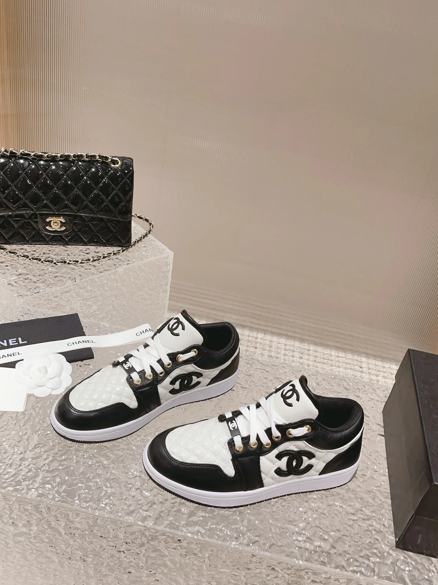 Низкие кеды Chanel - черные с ромбовидным узором