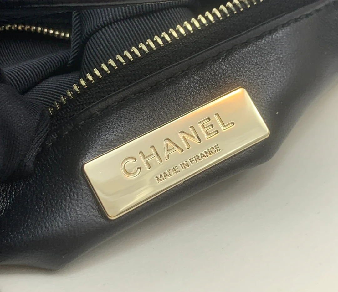 Мини-сумочка Chanel 24c31 из овечьей кожи - черная