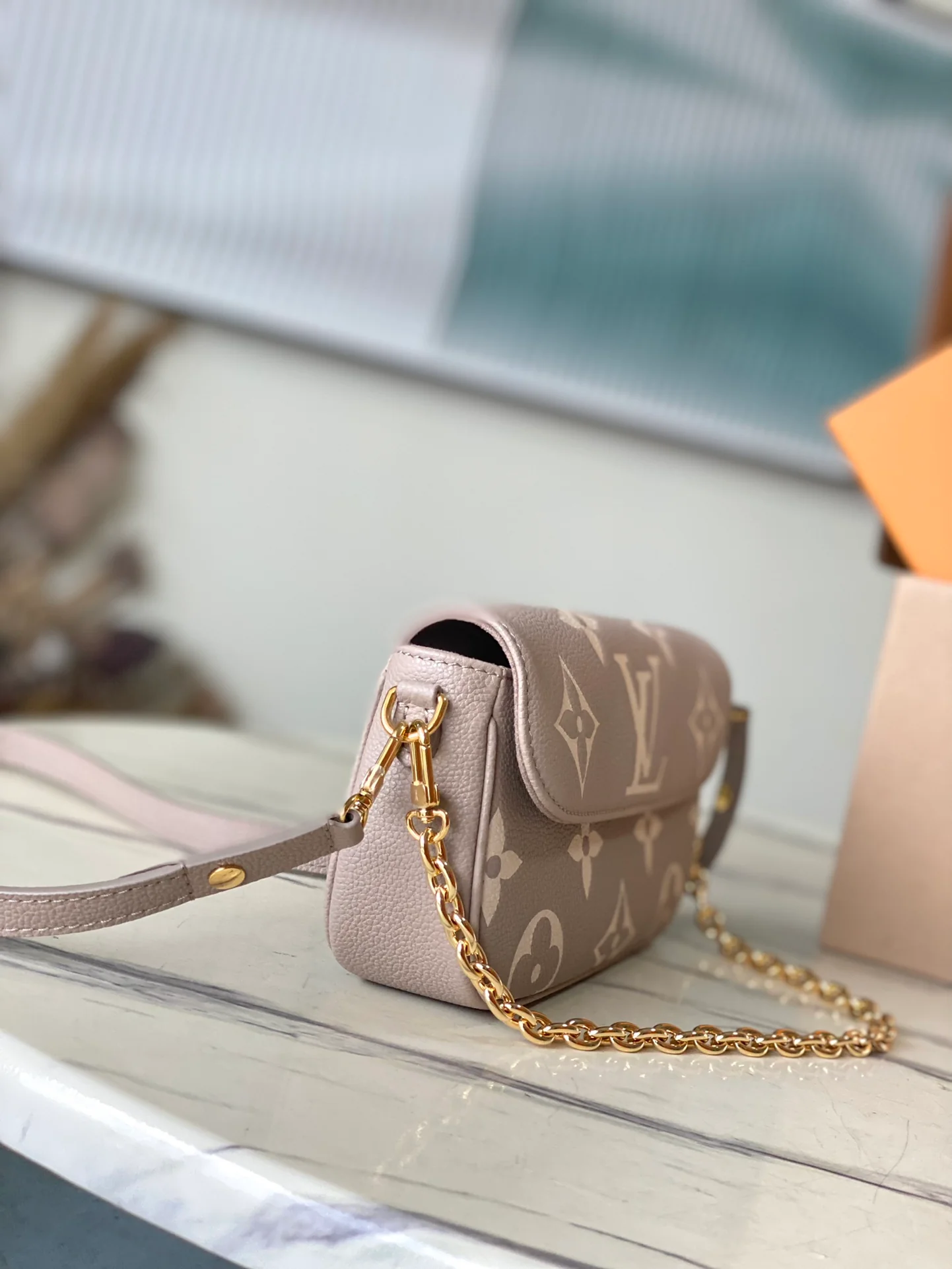 m82211-LV-кошелек-на-цепочке-плющ-абрикос