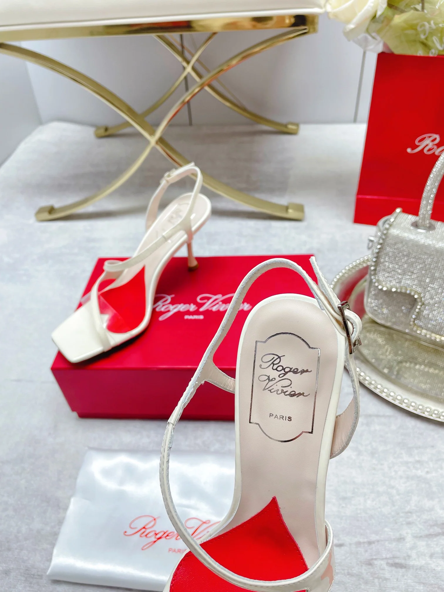 Обувь RV Shoes - Новинка ранней весны 2023 года - Сандалии в форме сердца на шпильках