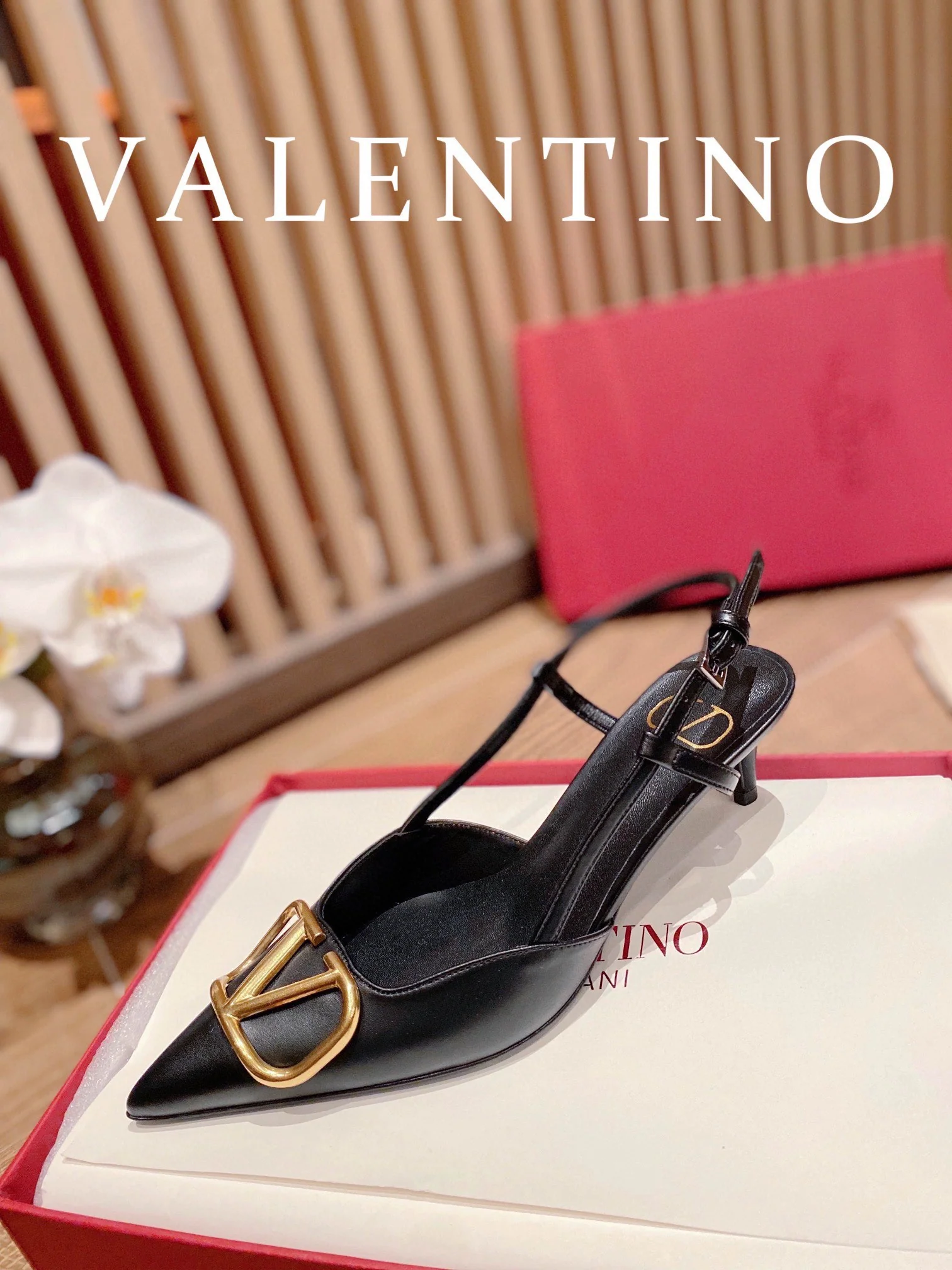 Туфли Valentino на каблуке с V-образной пряжкой из бронзы и открытой пяткой — черные.