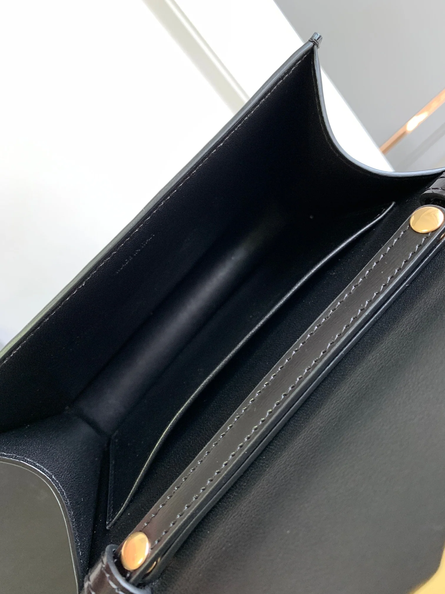 Сумка Celine Soir Triomphe WOC из кожи с цепочкой, осень/зима 2023, черная.