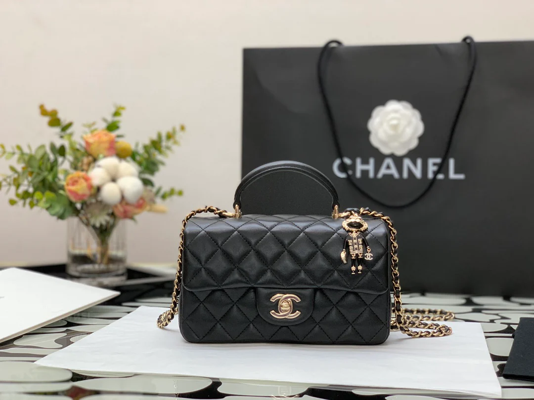 Коллекция Chanel Весна/Лето 2022 - Сумка-клапан на запястье - Овечья кожа