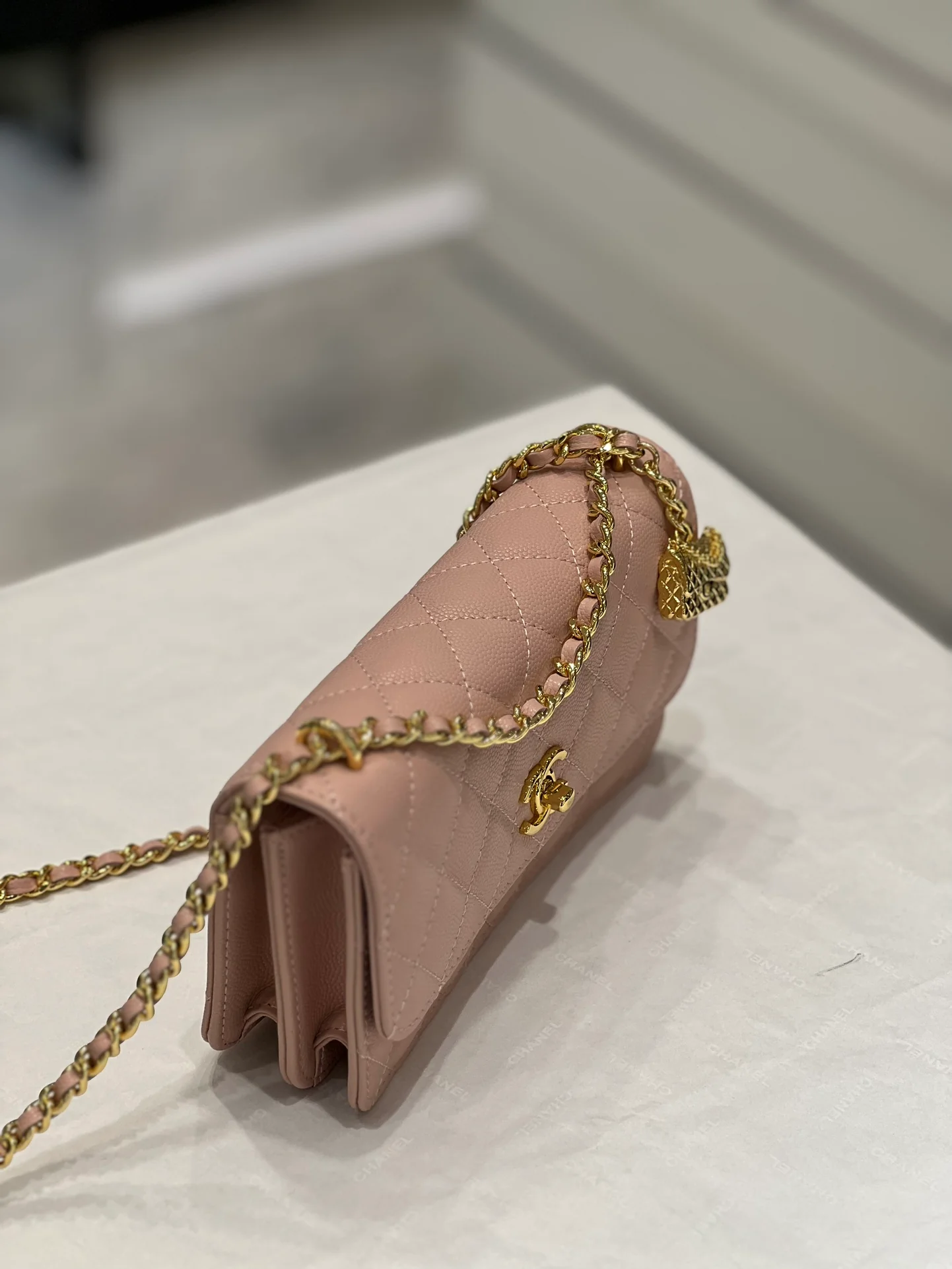 Коллекция Chanel Весна/Лето 2023 - Подвесной телефон-гармошка - WOC - Кожа с зернистой текстурой 