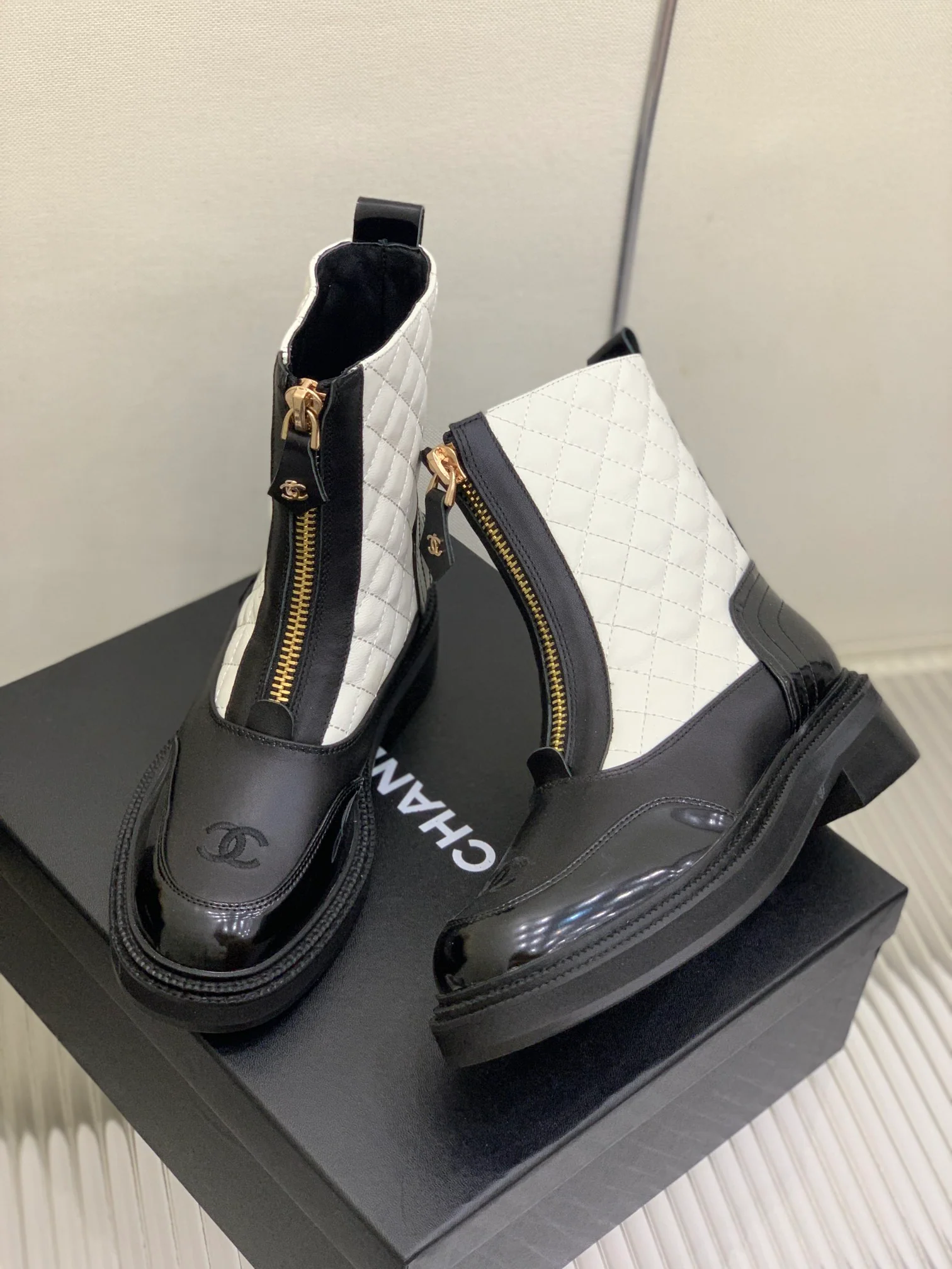 Ботинки средней высоты Chanel из коллекции 2022 года, украшенные бриллиантами - белые.