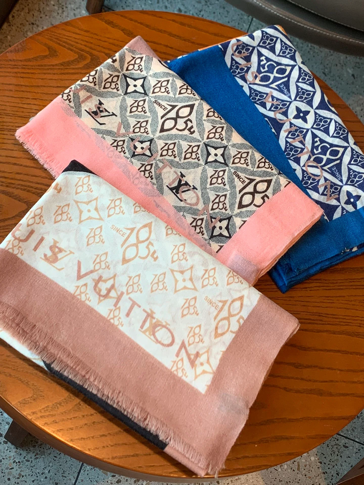 Шарф LV с принтом клевера - 110-200 см - кашемир 300 нитей.