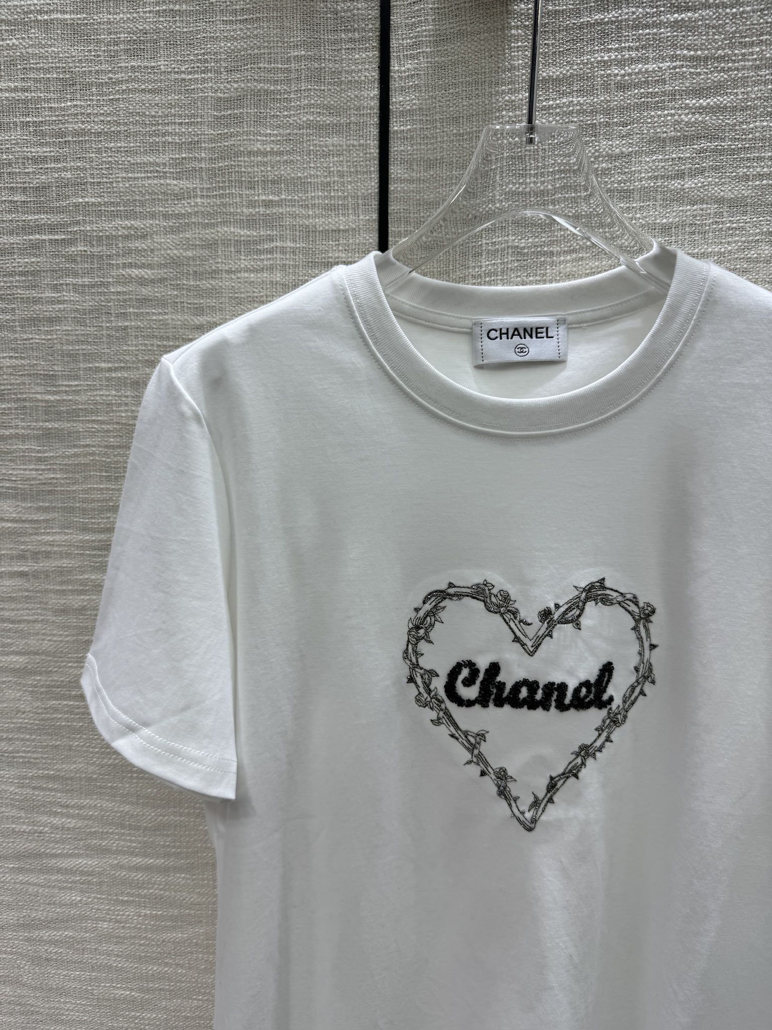 Футболка Chanel 2403 с вышивкой в ??виде сердца и буквы.