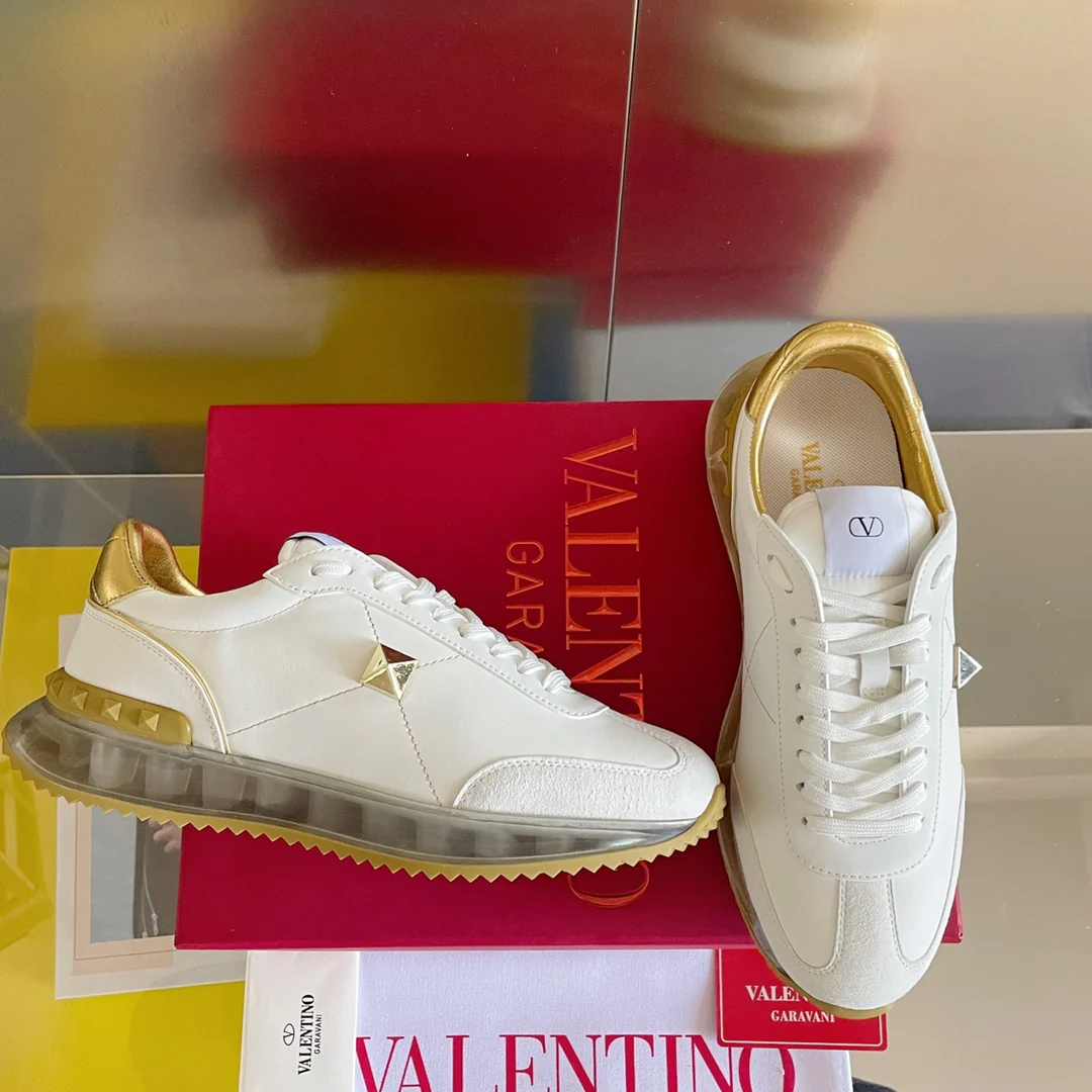 Valentino - Спортивные повседневные туфли с заклепками - Серия с заклепками по всей поверхности - Модель с воздушной подушкой - Парный стиль - Золотая отделка