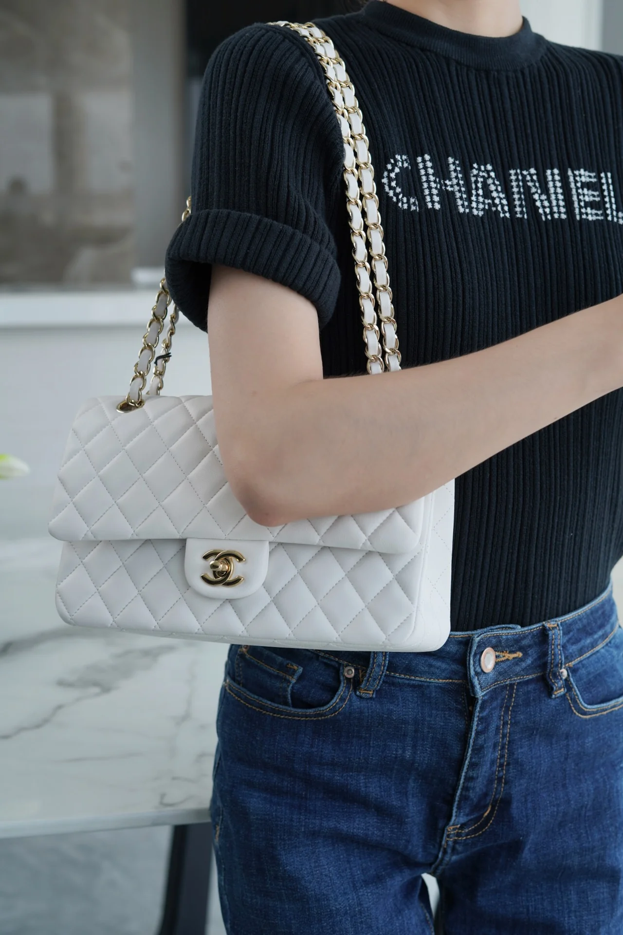 Сумка Chanel CF Medium - 25 см - из белой овечьей кожи с пряжкой из светлого золота - CF25