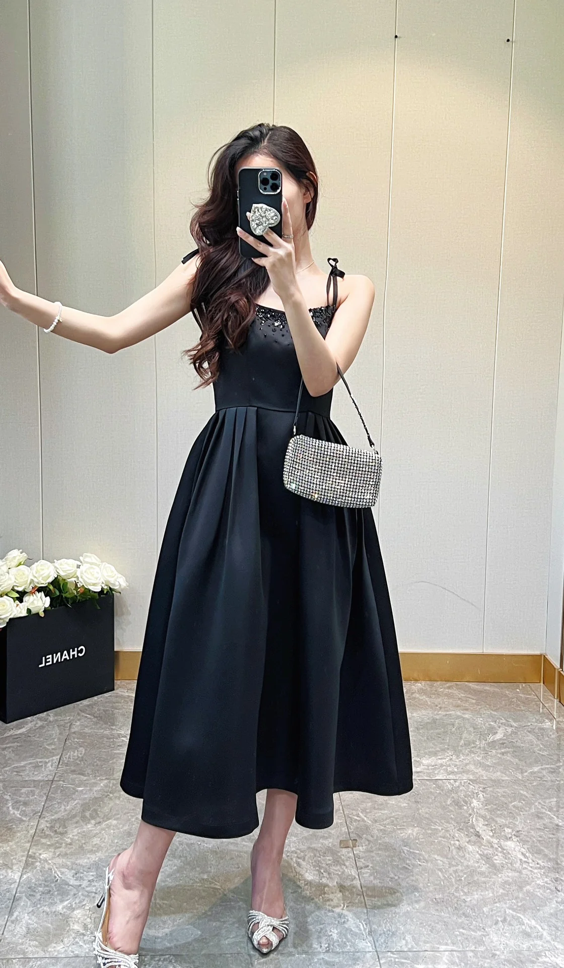 Miu Miu - 2404 - Классическое элегантное маленькое черное платье в стиле Хепберн, расшитое бисером, на тонких бретельках.