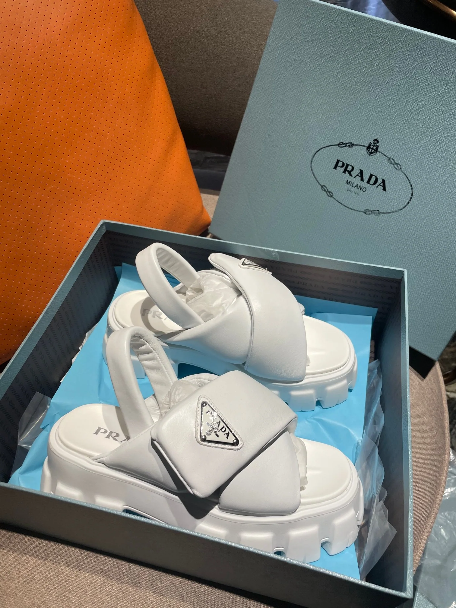 Новинка весны 2023 года от Prada - Сандалии 