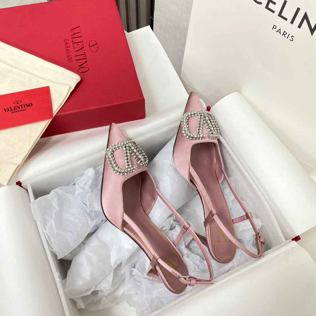 Valentino - Новейшая коллекция бутика - Сандалии и туфли на каблуке с V-образными замшевыми вставками - 2