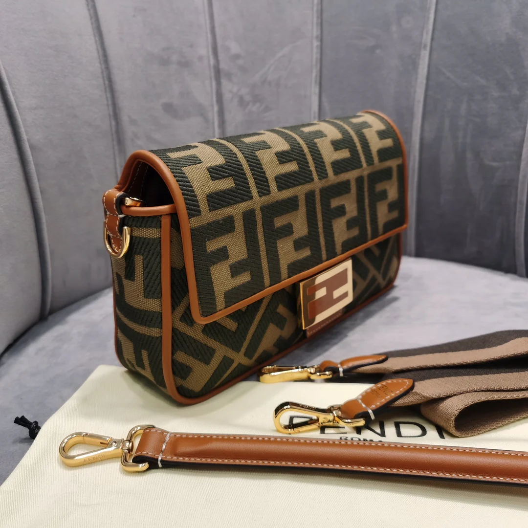 Сумка Fendi Baguette Medium Monogram - 1