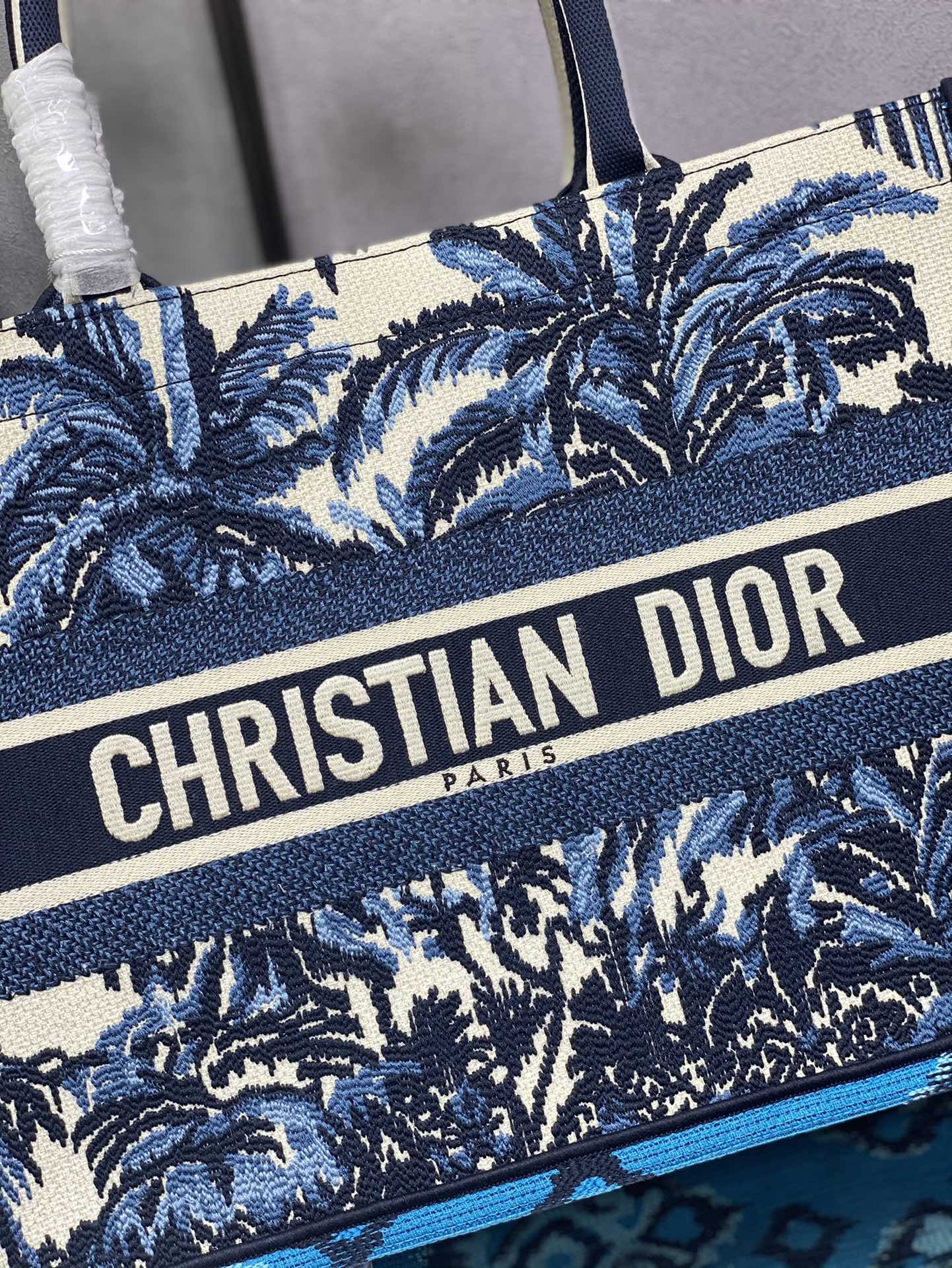 Сумка Dior Book Tote, маленький размер 36-5 см, цвет Summer Coconut Grove.