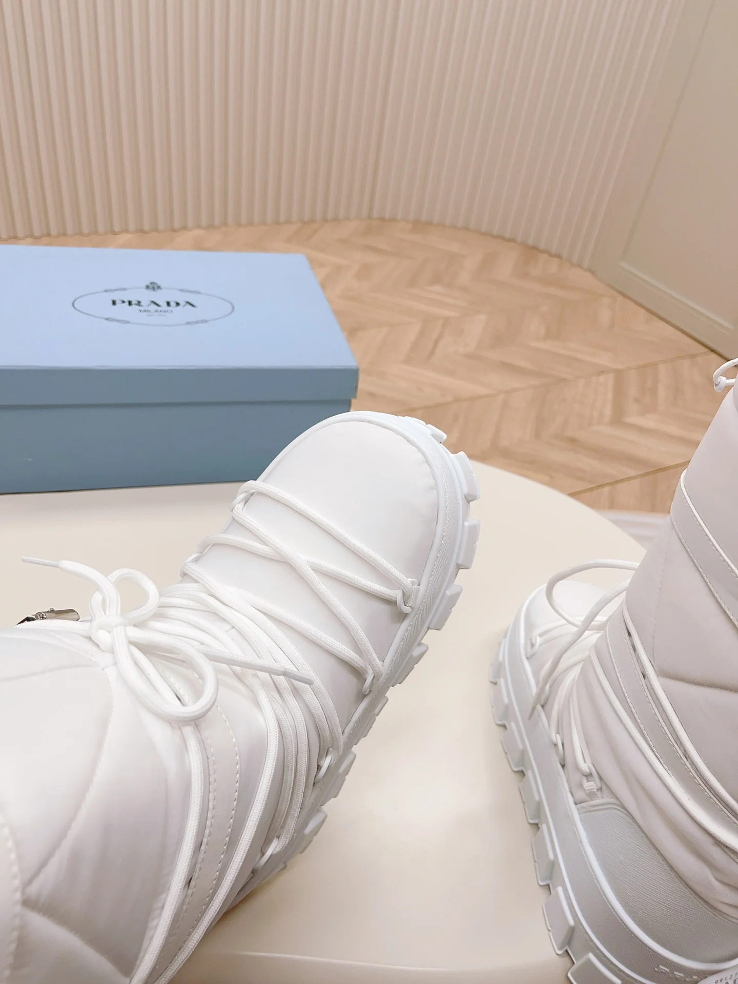 Снежные ботинки Prada Space 2024 - белые