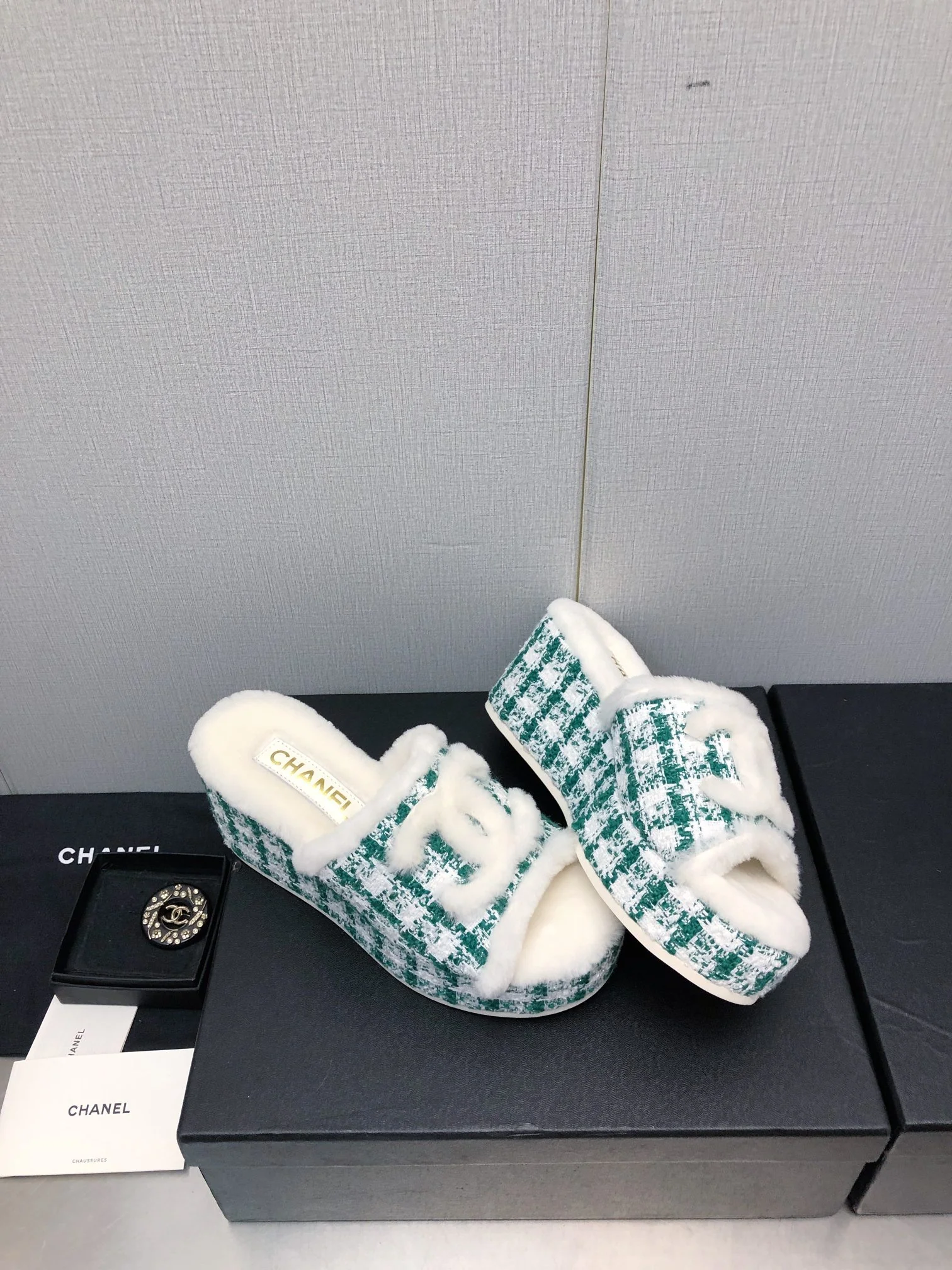 Новинка сезона осень/зима 2023 от Chanel - шерстяные сандалии в клетку - зеленые.