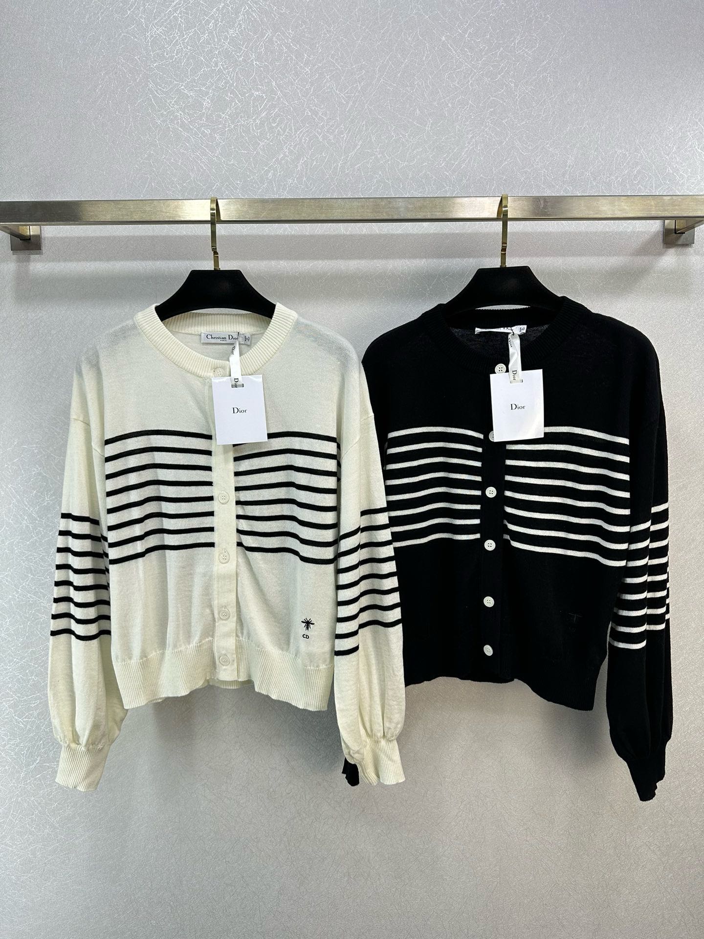 Новый кардиган Dior 2403 Весна/Лето с круглым вырезом, полосками и вышивкой в ??виде пчелы — универсальный и стильный.