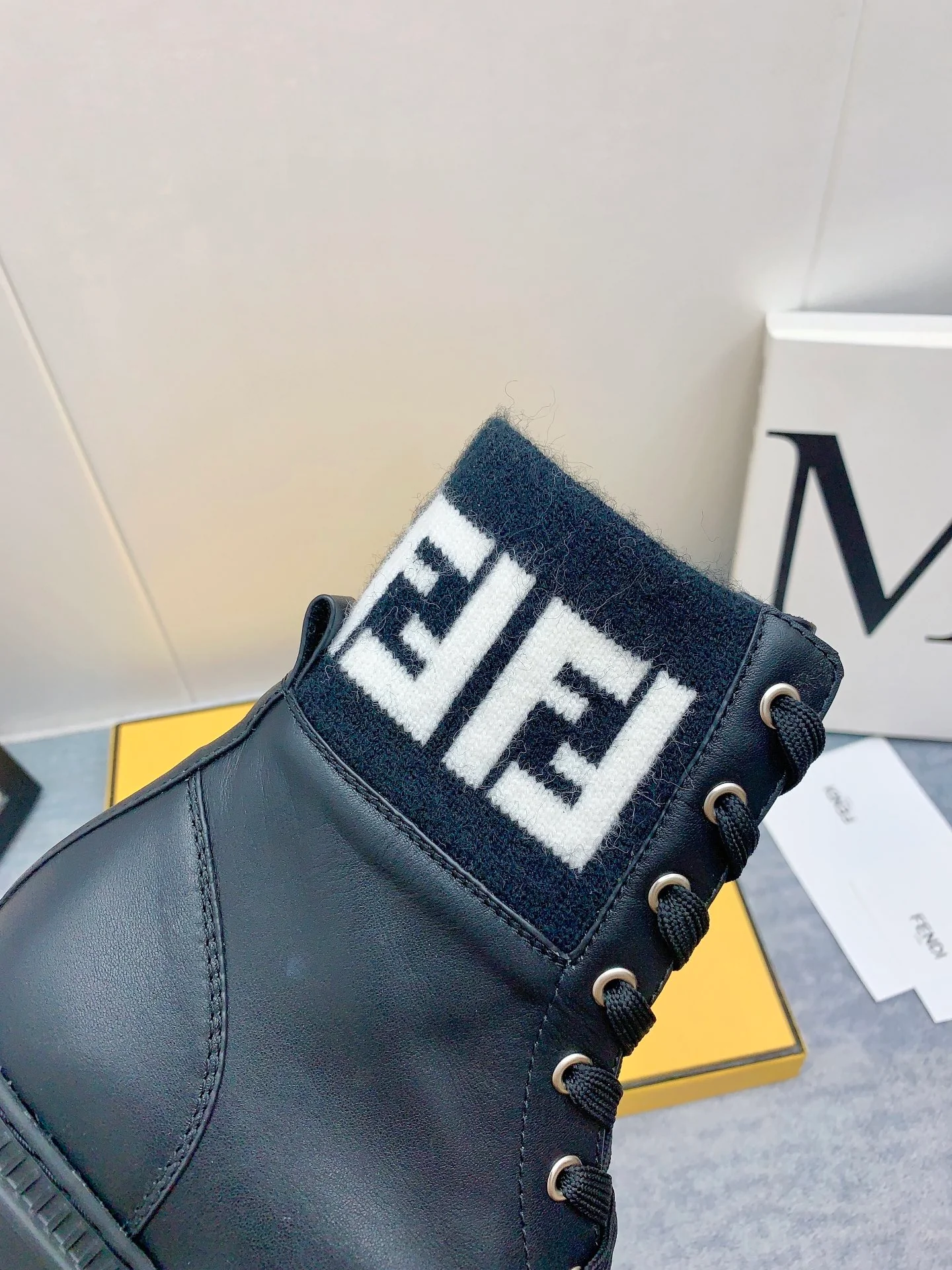 Новинка сезона осень/зима 2023 от Fendi - Ботильоны с монограммой - Черно-белые