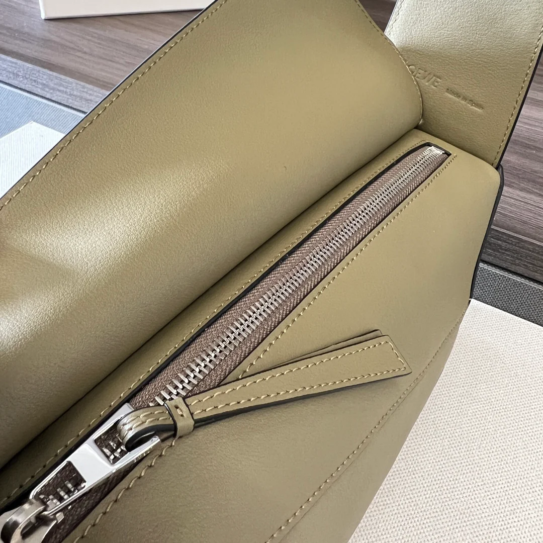 Сумка-хобо Loewe Puzzle из кожи наппа, бежевая.