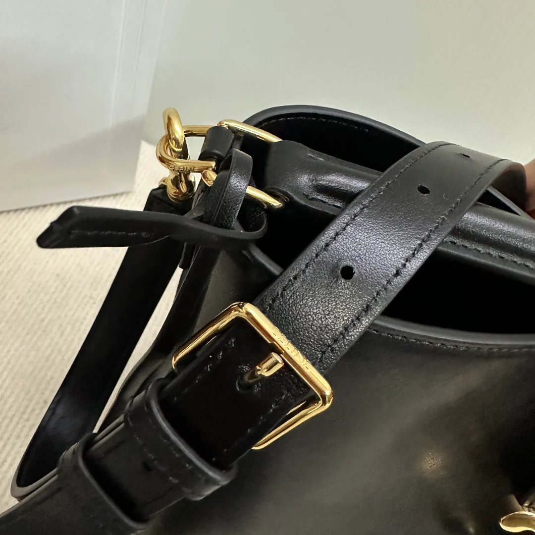 Кожаная сумка-ведро Celine Triomphe - черная