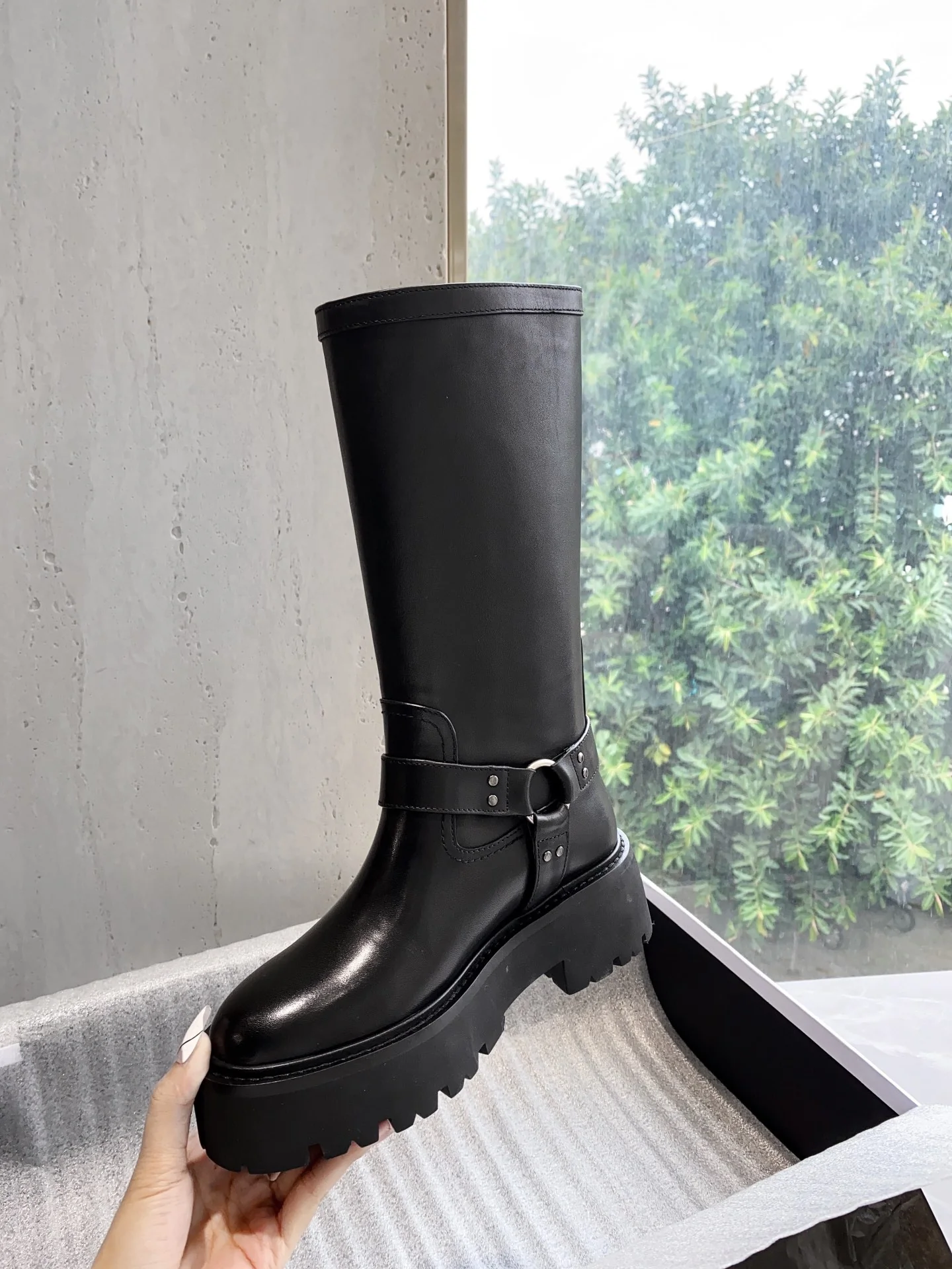 Новинка сезона осень/зима 2022 от Celine — сапоги до середины икры Arc de Triomphe Knight — в стиле Ян Ми.