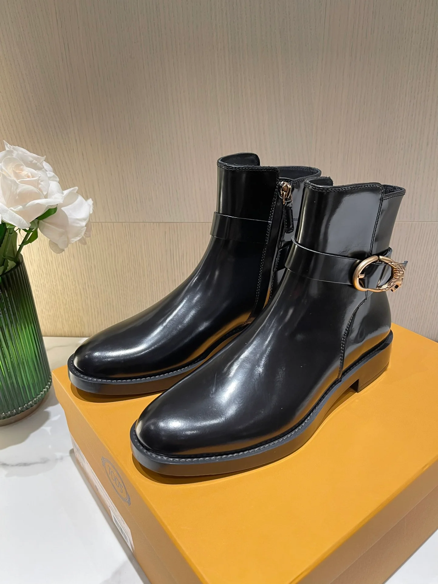 Tods - Новинка сезона осень/зима 2022 - Ботильоны с разрезом и бисером