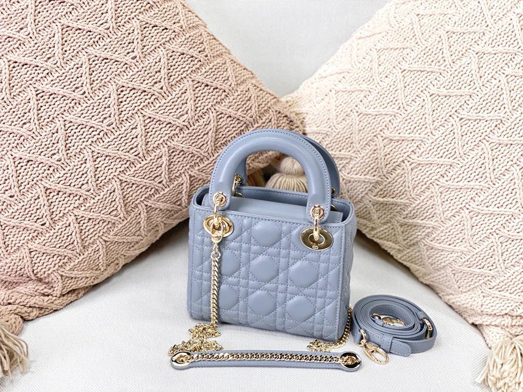 Миниатюрная сумочка Dior Lady Dior - модель Princess Dior с тремя отделениями - 17 см - небесно-голубая эмалированная пряжка