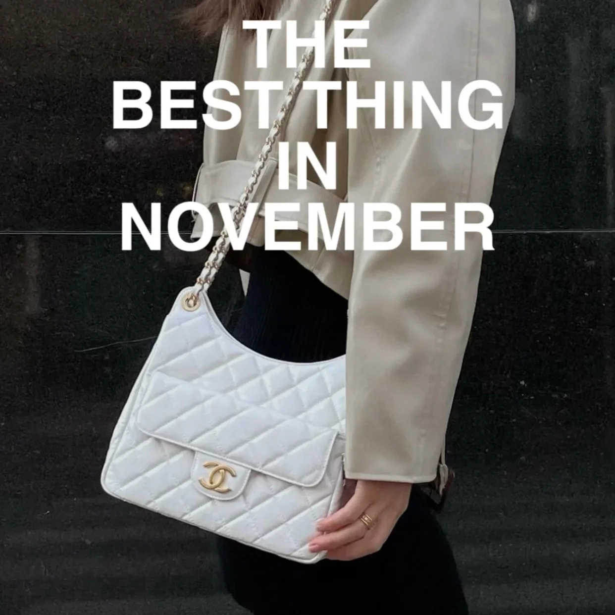 Коллекция Chanel ?Ранняя весна 2023? — сумка-хобо в стиле хиппи — маленькая — белая — фотографии в одежде.