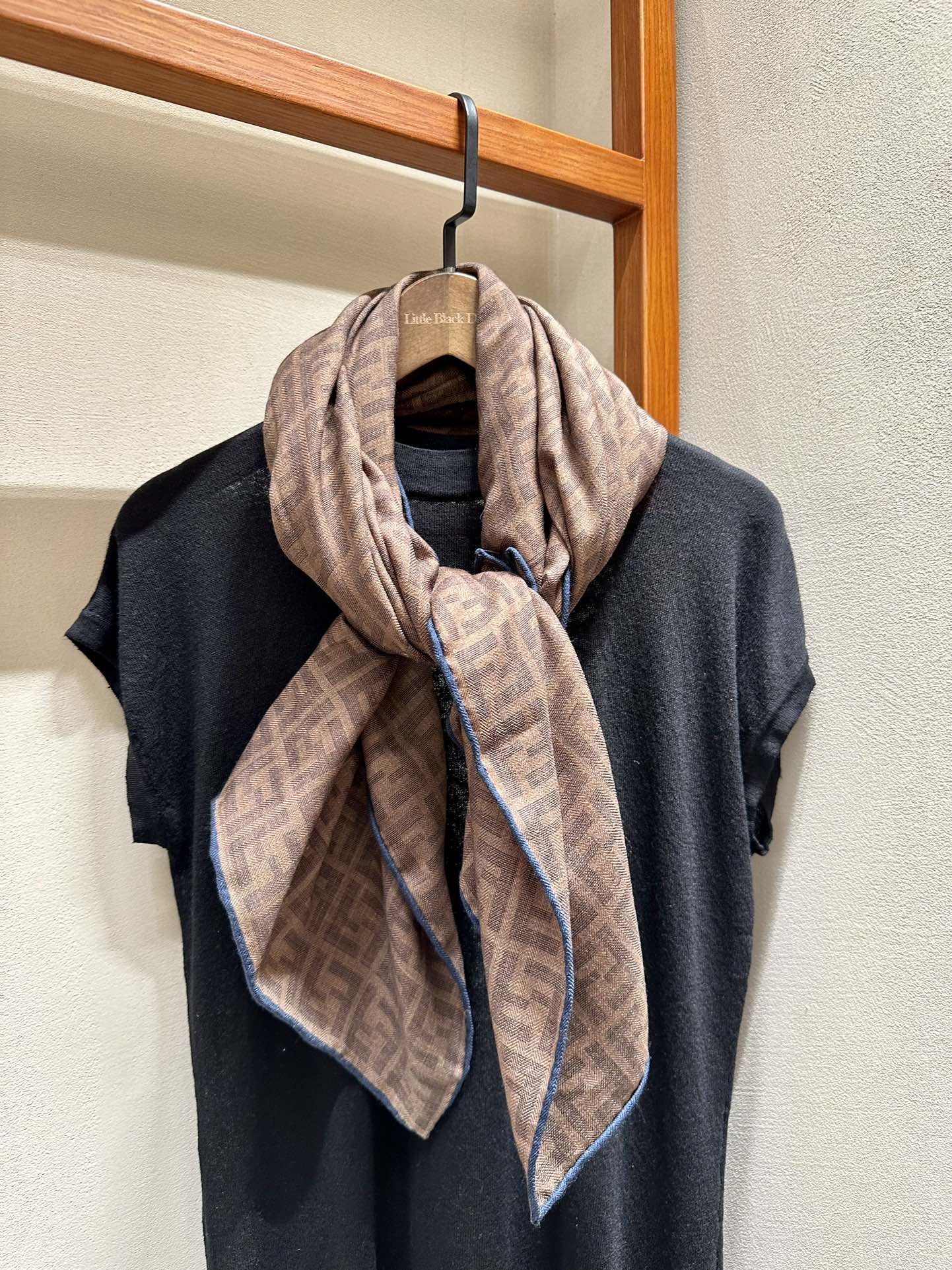 Шарф/шаль Fendi 2024 с принтом по всей поверхности логотипа.