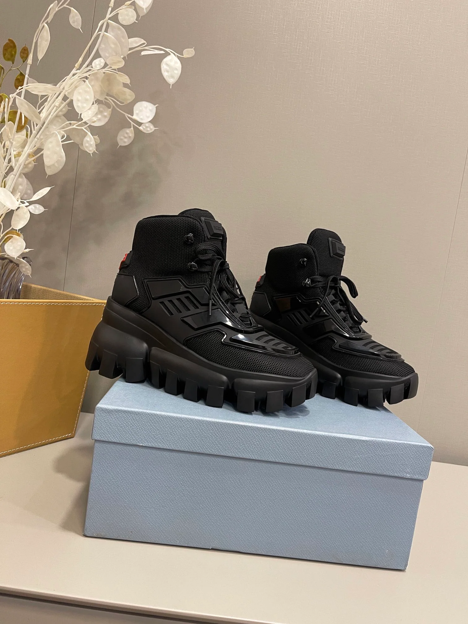 Новинка сезона весна/лето 2022 от Prada - повседневные ботильоны на платформе.