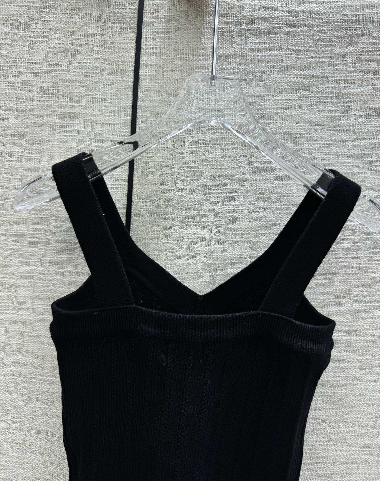 Chanel - 2403-24 Коллекция ?Ранняя весна?: вязаная майка с V-образным вырезом, украшенная множеством пайеток - Черная - 1