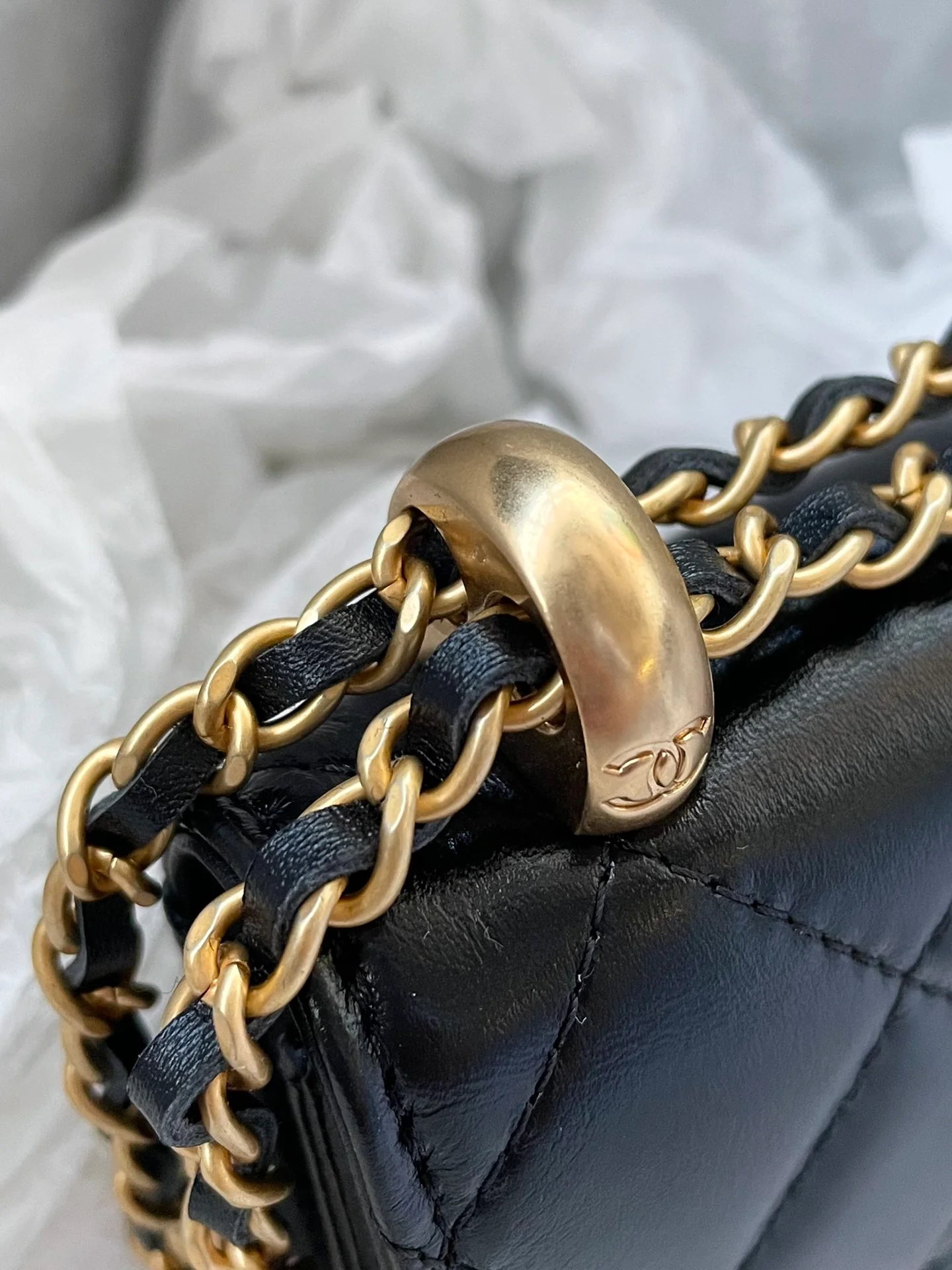 Кардхолдер Chanel с двойной золотой цепочкой и шариками — черный кожаный