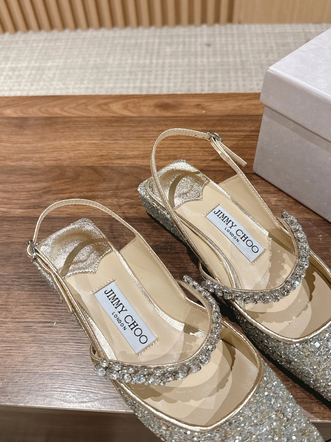 Сандалии Jimmy Mary Jane с цепочкой из кристаллов на пятке - серебристые