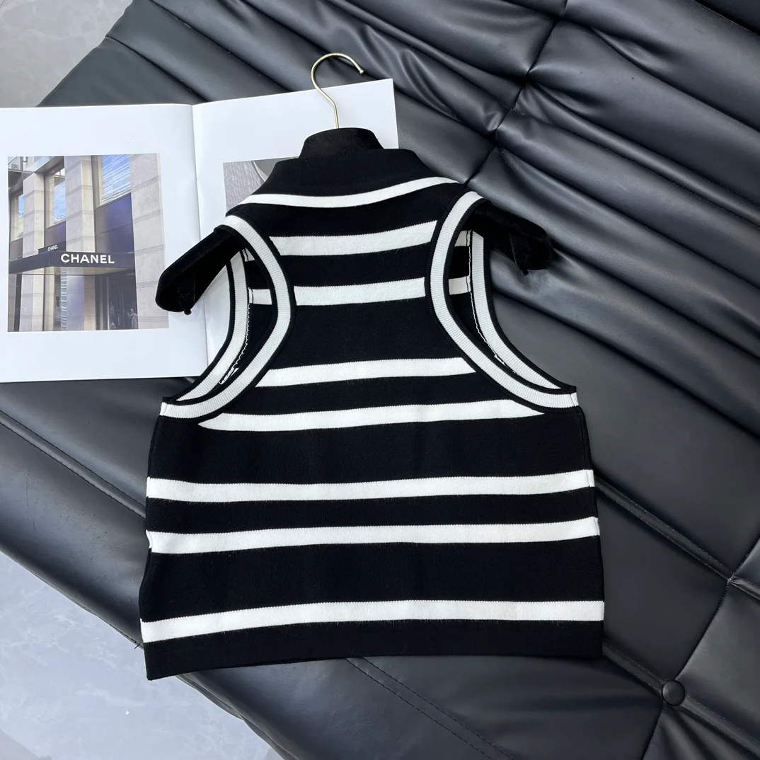 Chanel - 2404-24 Новинка: Вязаный жилет в полоску с воротником - Черный