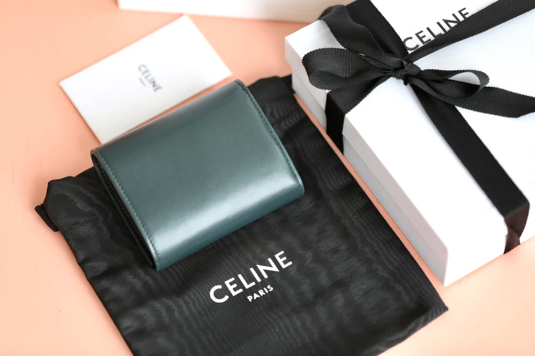 Маленький глянцевый кошелек Triomphe с клапаном из овечьей кожи - темно-зеленый