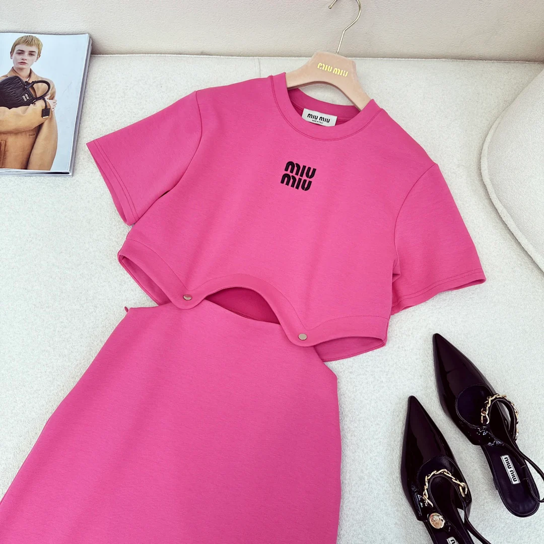 Miu Miu - 2404-24ss Весна/Лето Новинка Укороченное платье с короткими рукавами, которое можно носить как в сложенном, так и в раскладном виде - Розовое