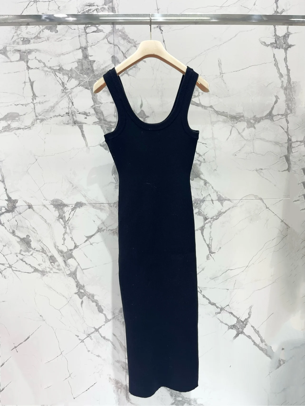 Miu Miu - Летняя новинка 2404-24: Элегантное вязаное платье-жилет с U-образным вырезом - Черное