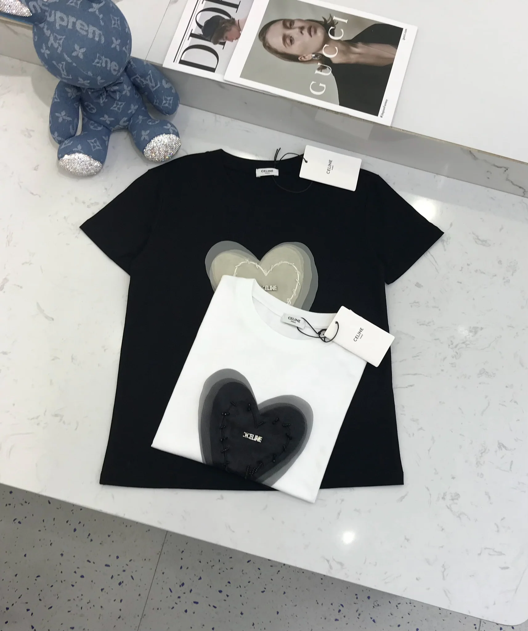 Celine-2404 - Футболка с коротким рукавом и круглым вырезом, украшенная бисером и стразами в форме сердца из марли - Два цвета