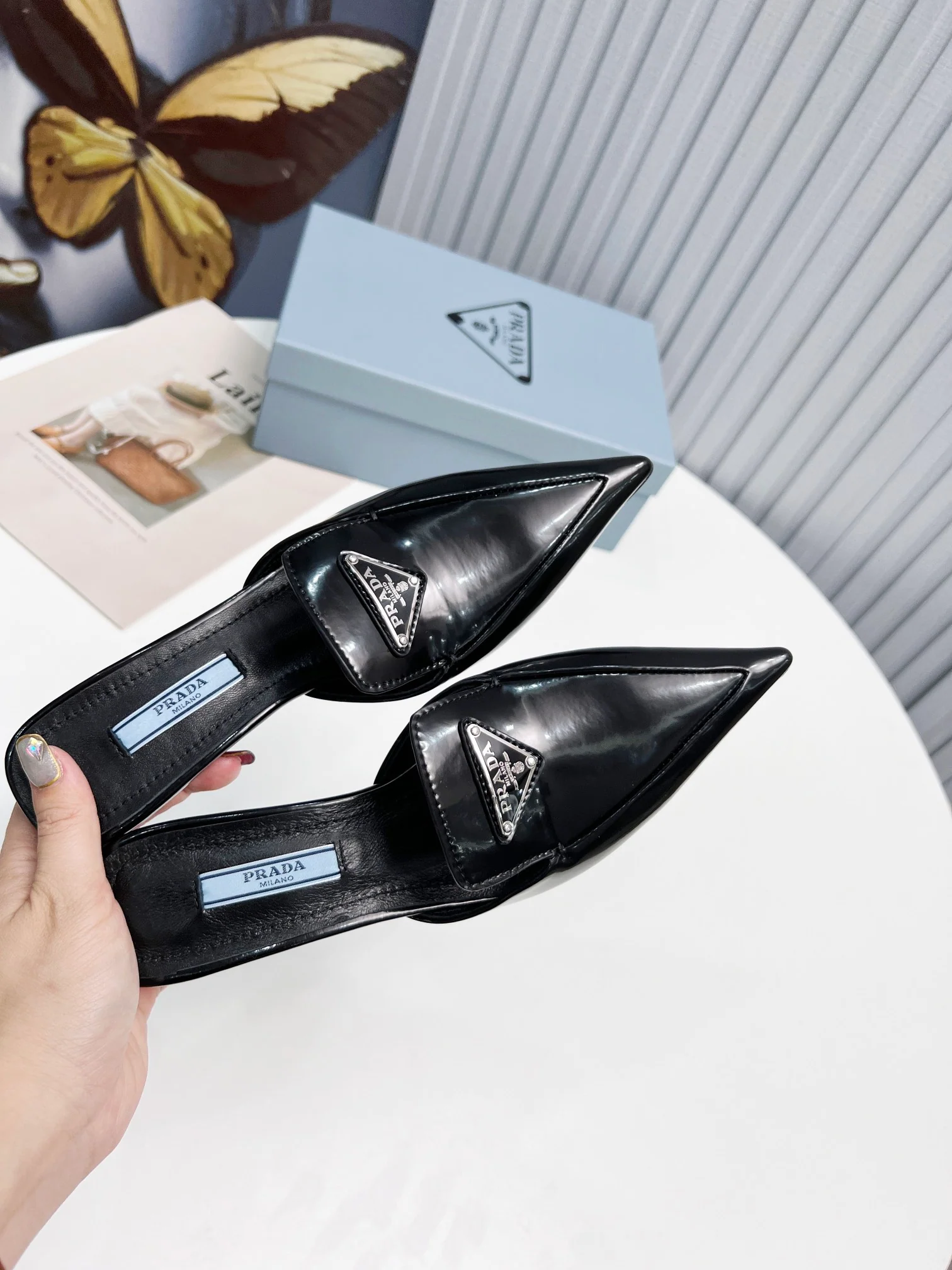 Prada - Черные сандалии с острым носком