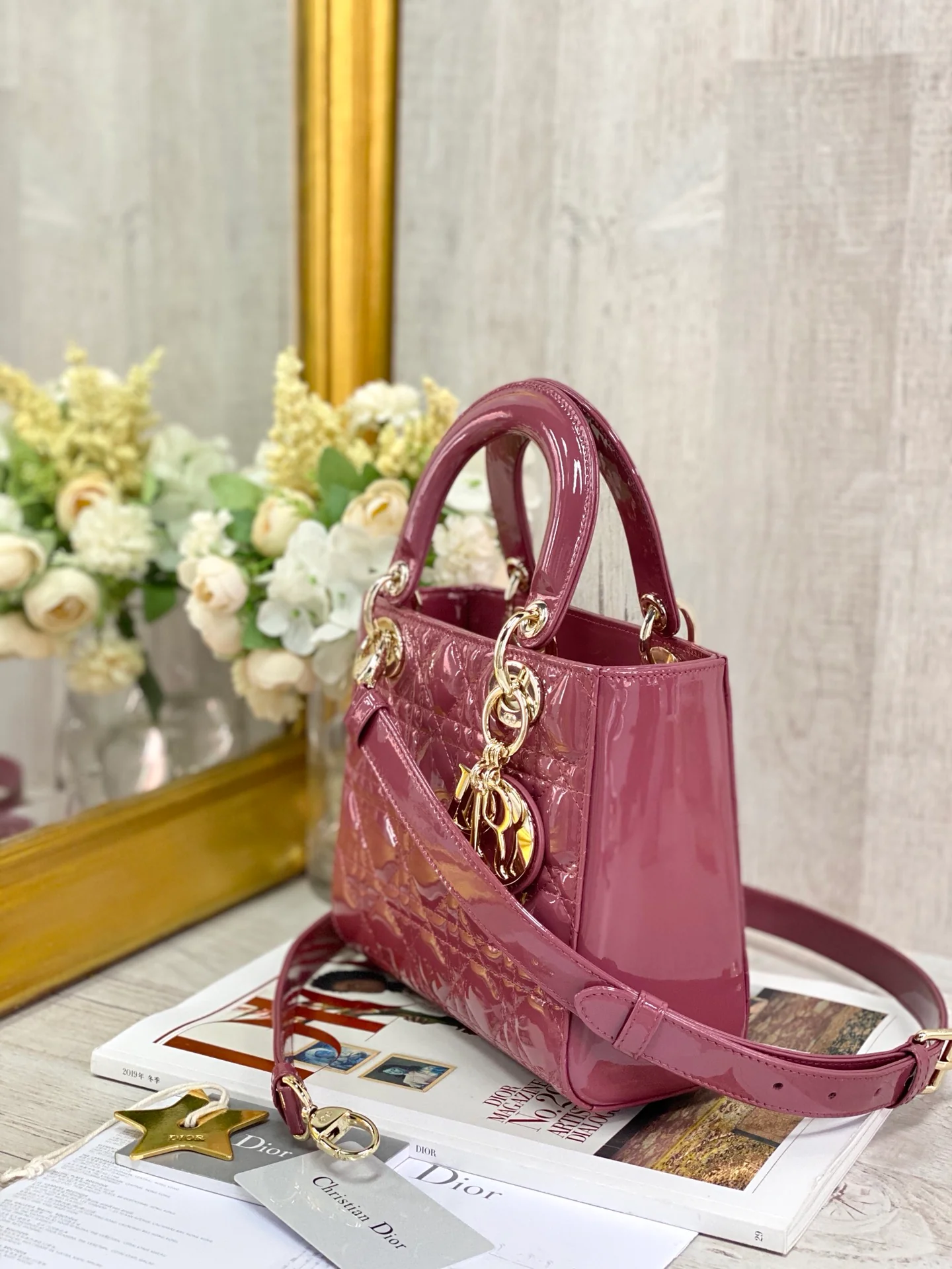 Часы Dior Lady Dior из лакированной кожи с золотой пряжкой, 20 см, цвет гибискус.