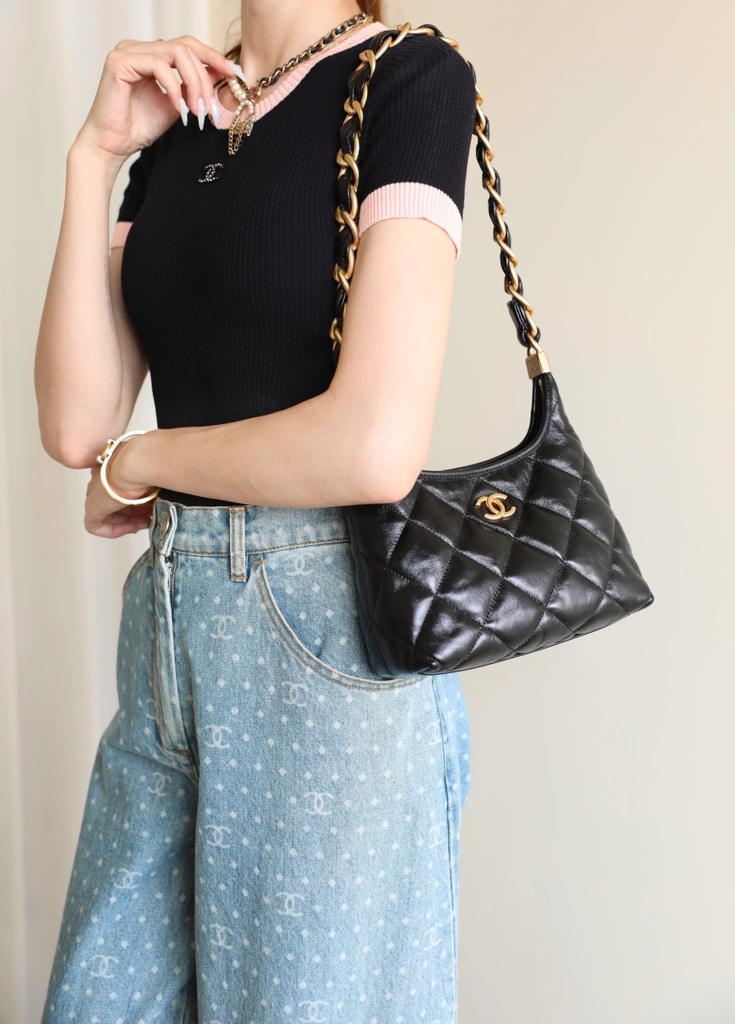 Сумка Chanel 24a Métiers d'Art из глянцевой овечьей кожи, маленькая, черная.