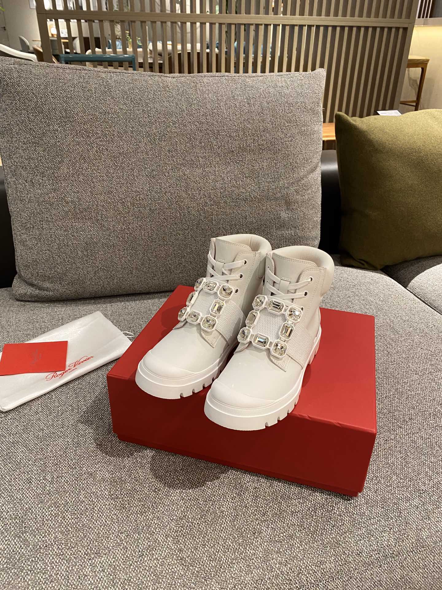 RV - Осенне-зимняя коллекция. Ботильоны на тонком шнурке с квадратной пряжкой - белые.