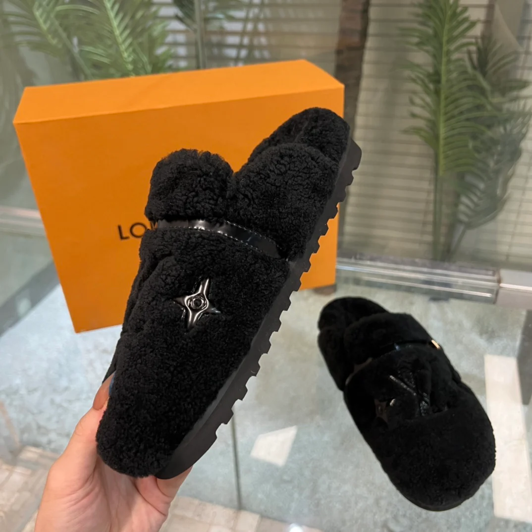 Новинка весны 2022 года от LV - Меховые полутапочки - Черные
