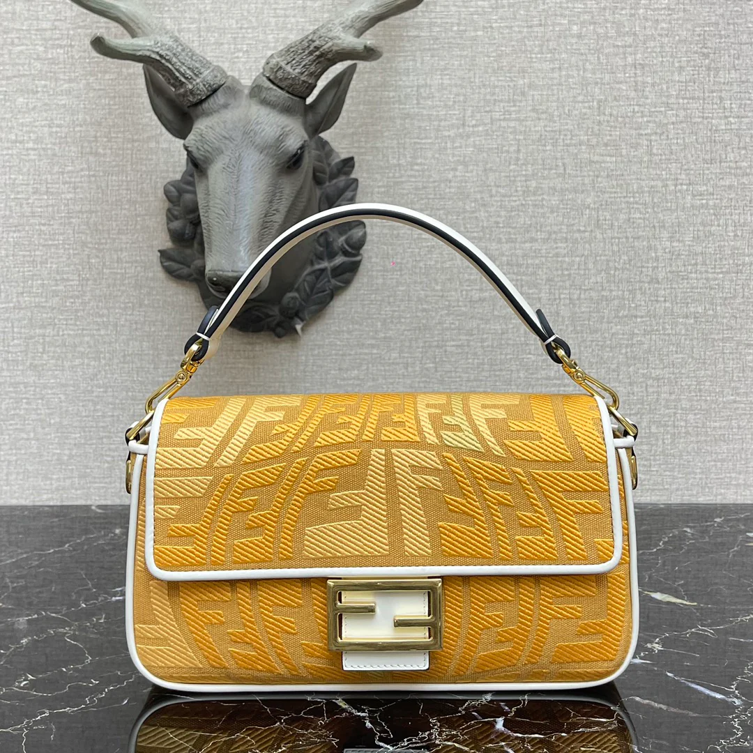 Сумка-багет Fendi Baguette — желтая, средней длины, с вышивкой в ??виде ?рыбьего глаза?.
