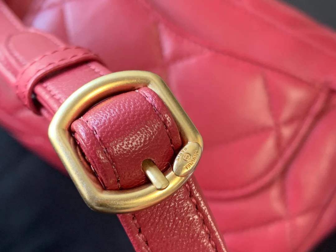 Поясная сумка Chanel из серии 19bag - красная.