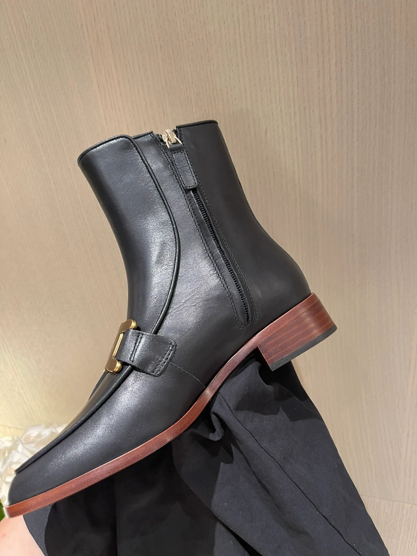 Tods - Новинка сезона осень/зима 2022 - Ботильоны на толстом каблуке крупной вязки с золотой пряжкой - 3