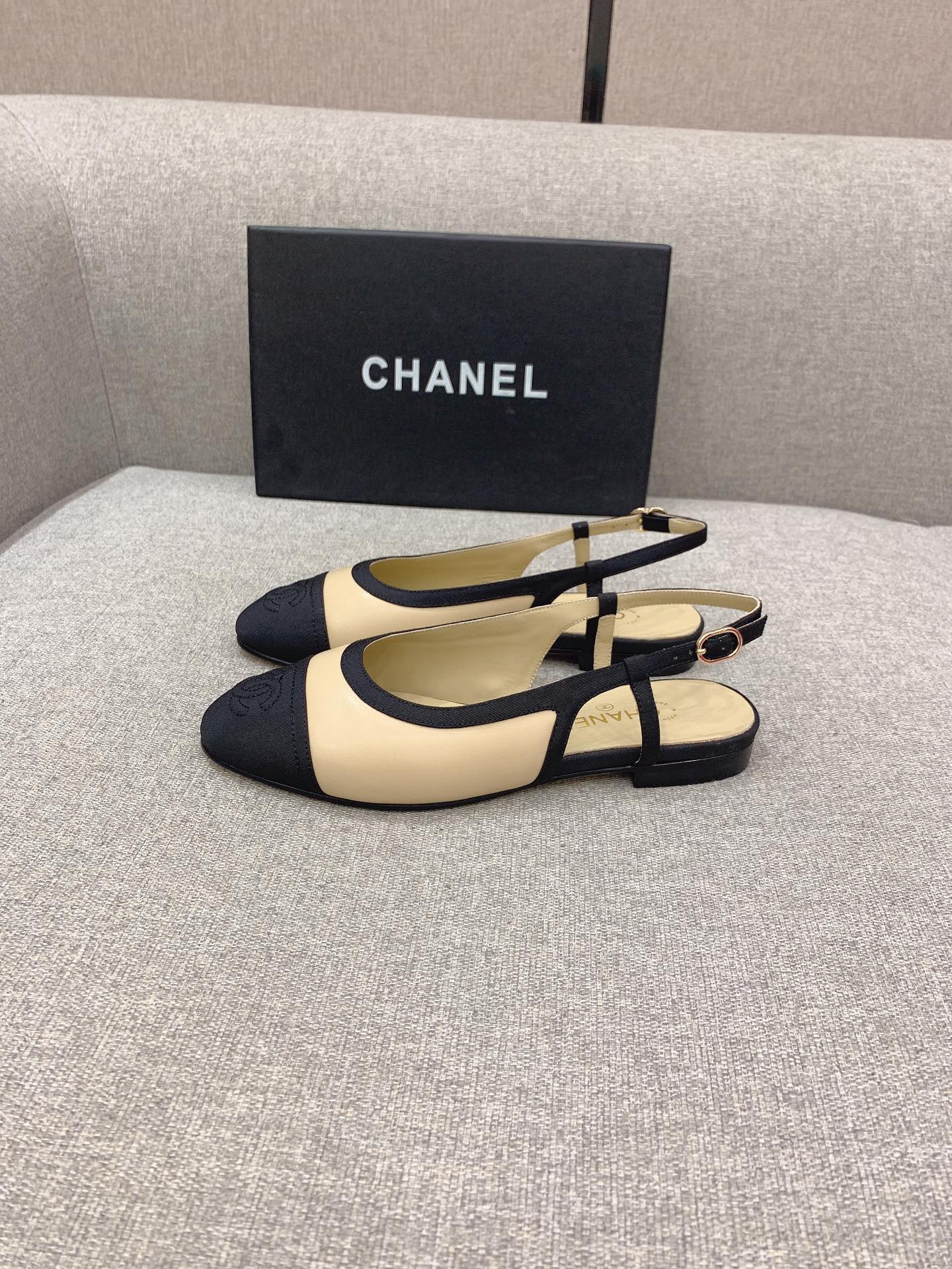 Классические сандалии Chanel на плоской подошве - с черным носком