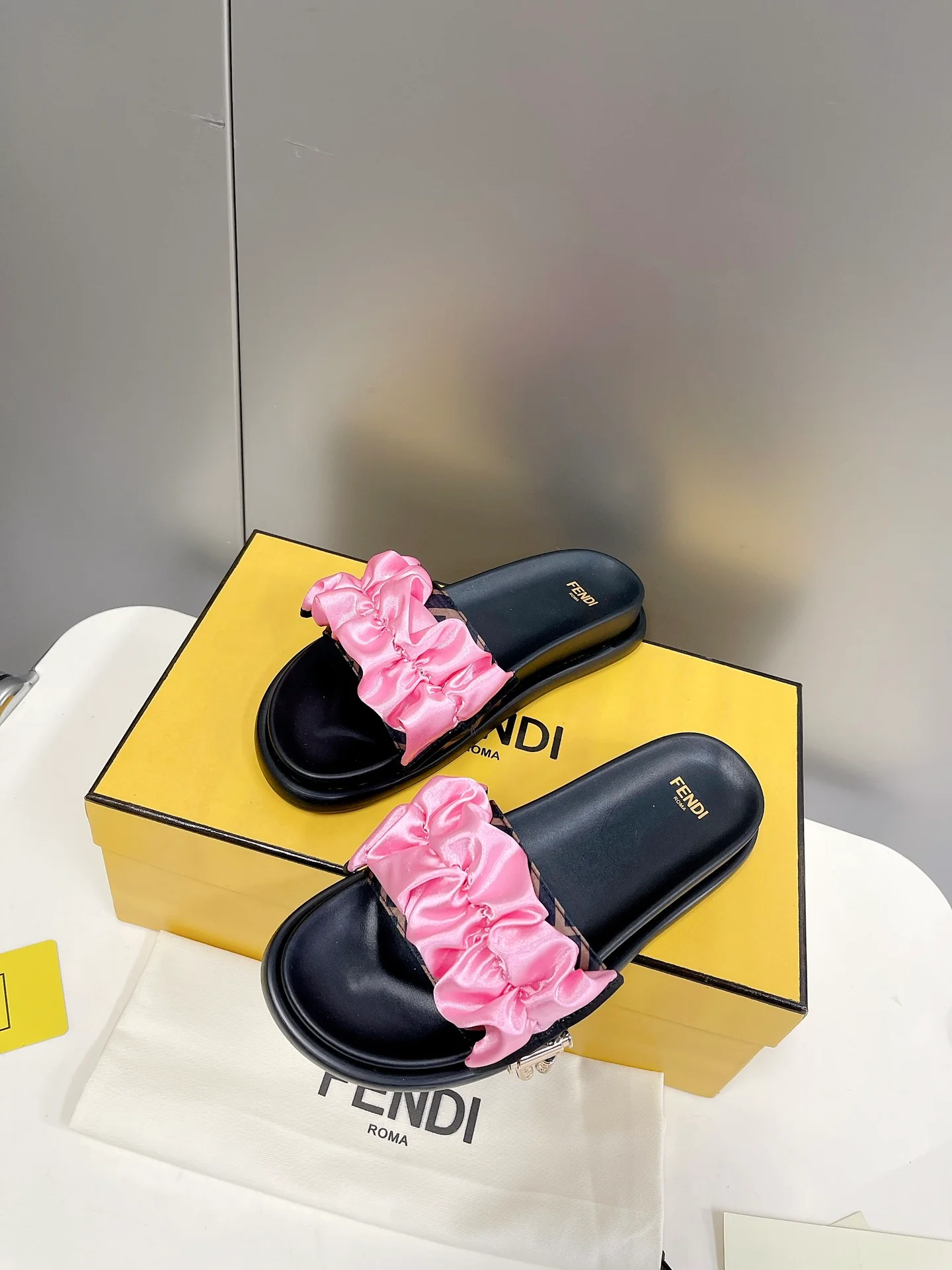 Fendi - Розовые тапочки