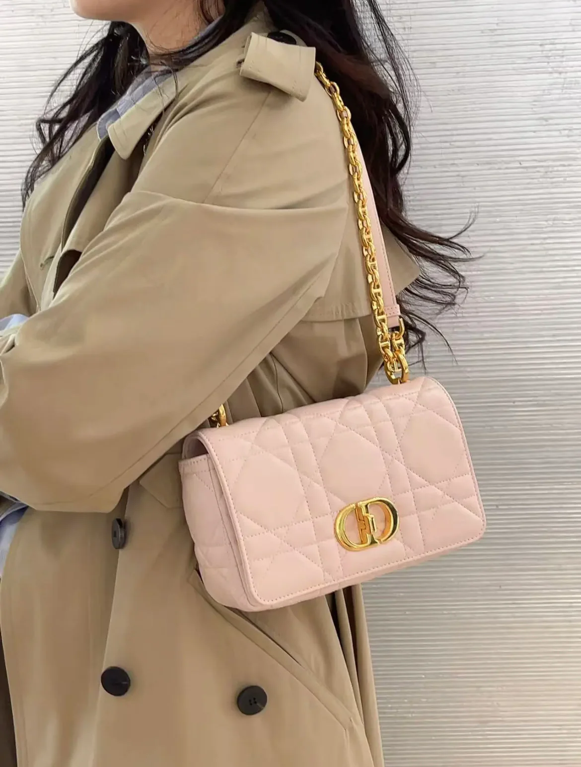 Сумка Dior Soft Caro на цепочке, средний размер, розовая.